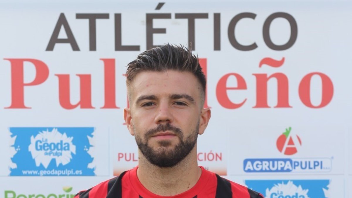 El lateral Emilio Iglesias ha repasado con LA VOZ la actualidad del equipo.