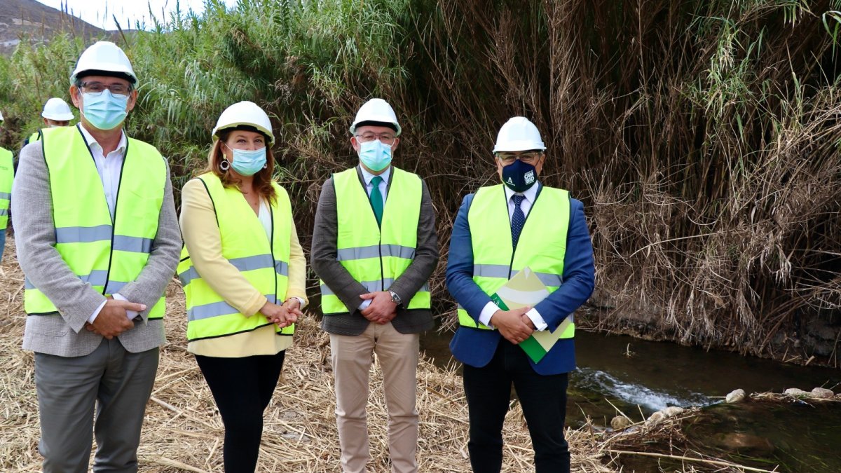 La Junta retirará más de 25.000 toneladas de cañas del Río Adra.