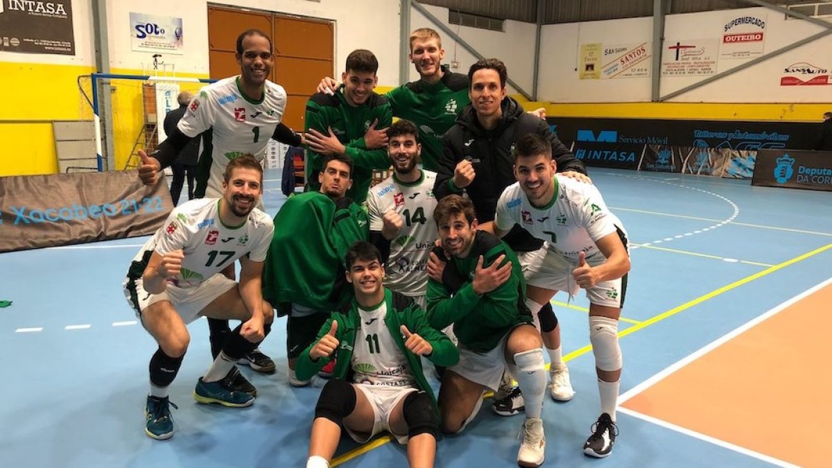 Celebración de la plantilla almeriense tras ganar a San Sadurniño.