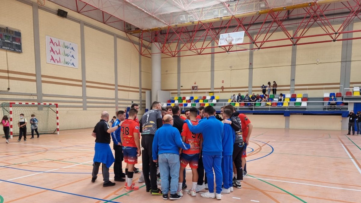 El conjunto almeriense celebrando la victoria en el Pabellón Antonio Rivera.