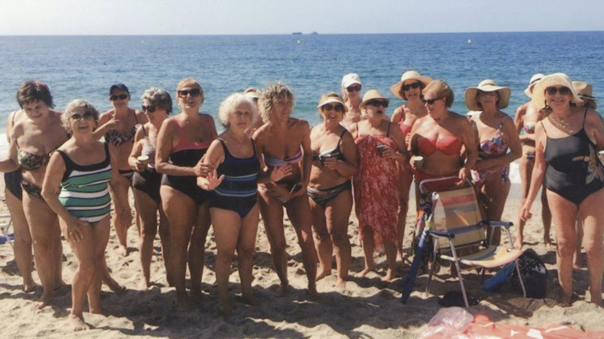 “Las sirenas” que disfrutan diariamente durante seis meses de un baño en la Playa de San Miguel.