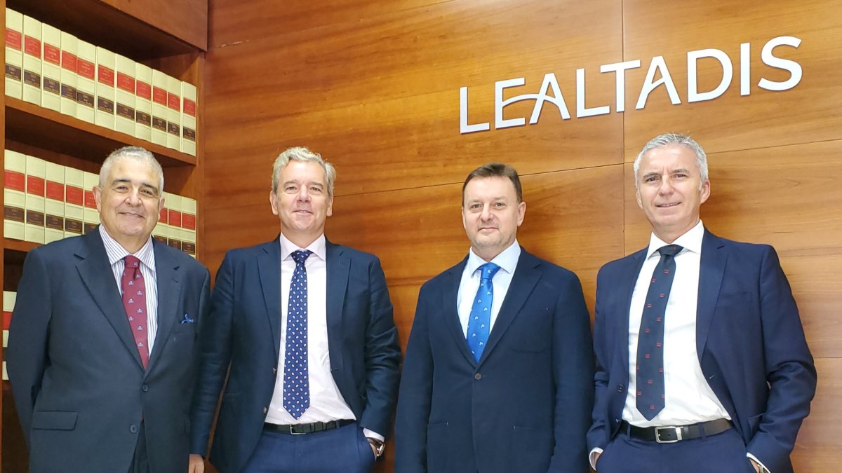 Socios de Lealtadis Abogados.