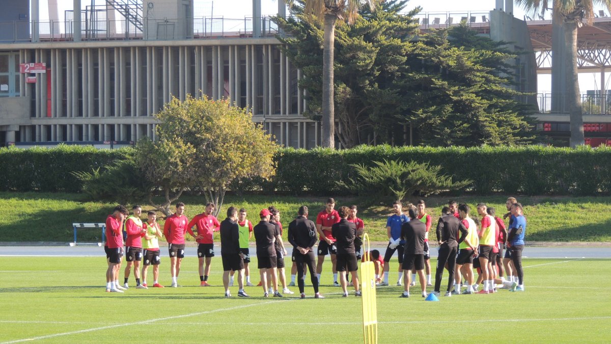 Charla de Rubi al equipo antes de iniciar el entrenamiento.