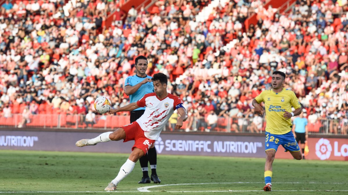 De la Hoz es la pieza que da equilibrio al juego del Almería.