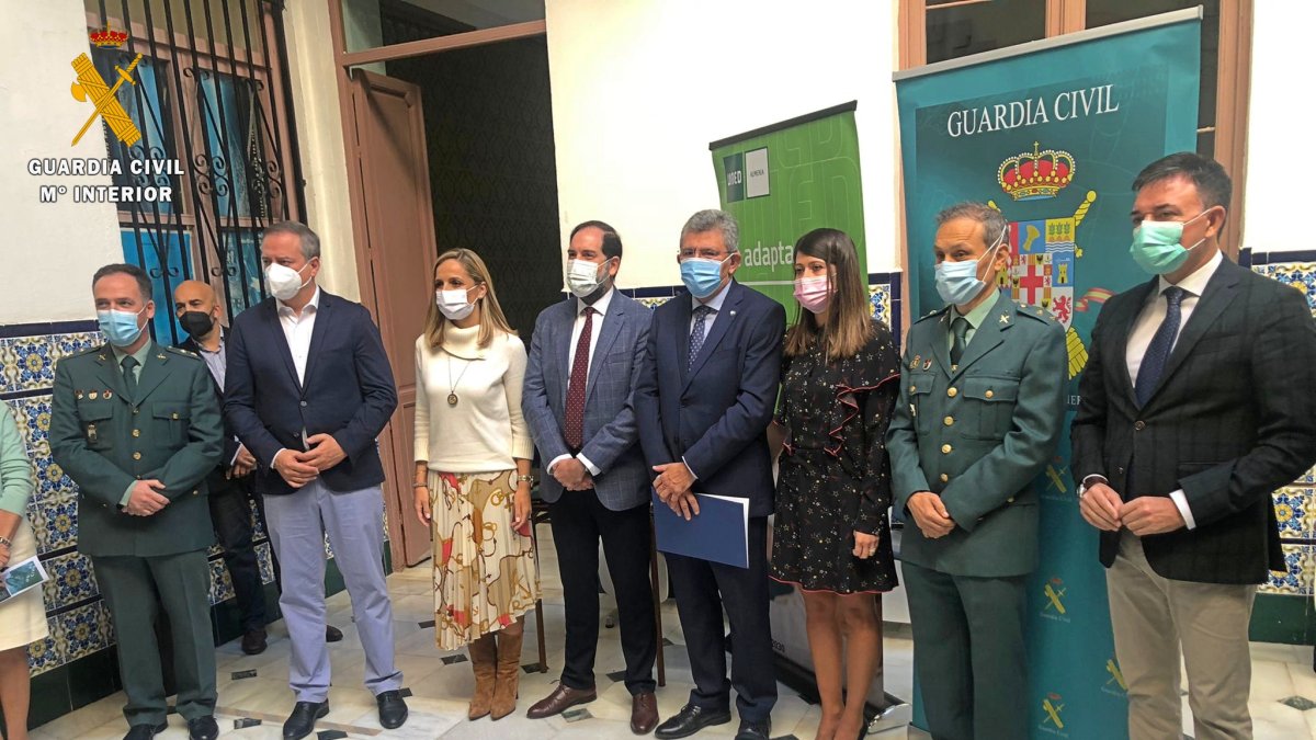 Foto de familia de las autoridades en las jornadas