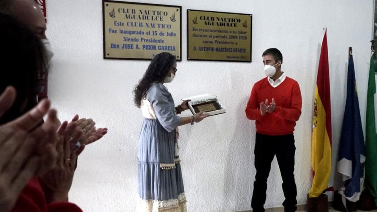 Placa conmemorativa en la entrada del club.