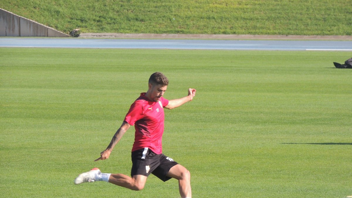 Alejandro Pozo en el entrenamiento de este jueves en el Anexo.