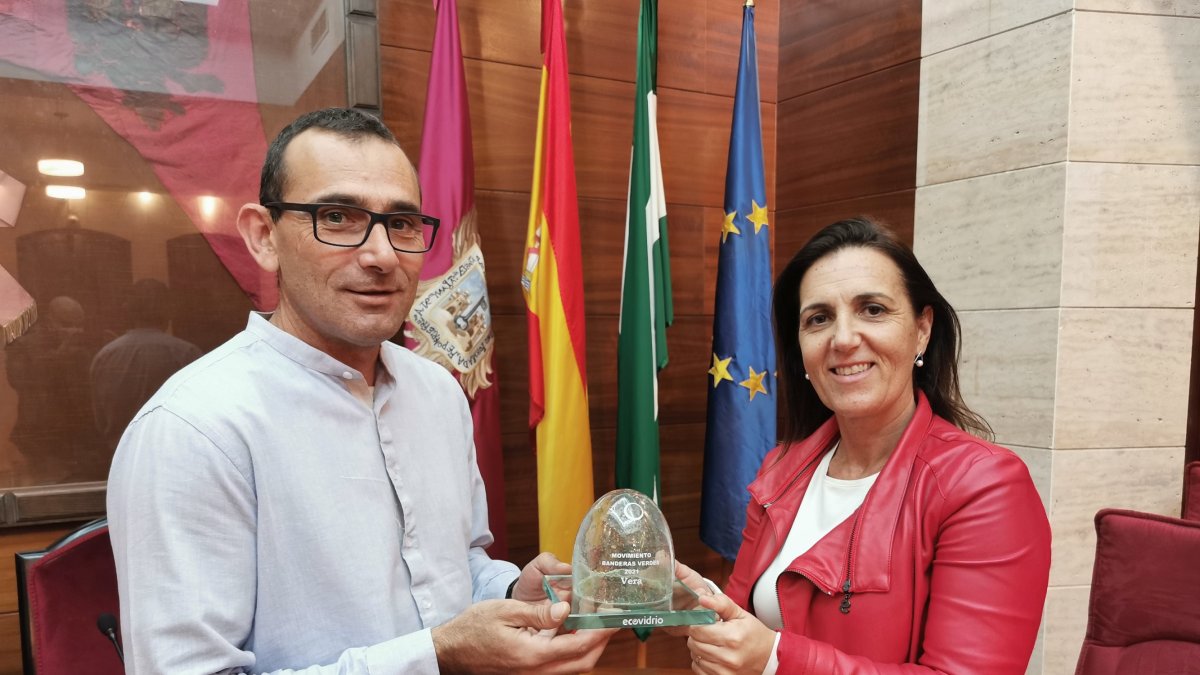 Los responsables recogiendo el galardón \'Iglú verde\'