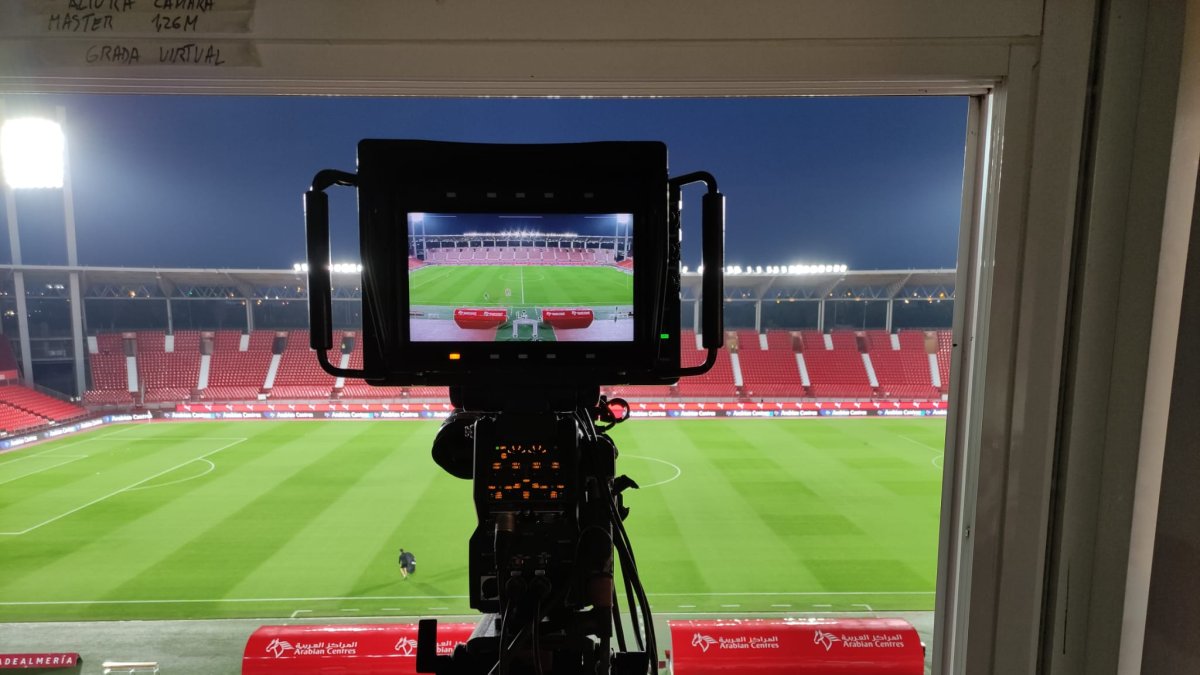 Una cámara de televisión en el Estadio de los Juegos Mediterráneos.