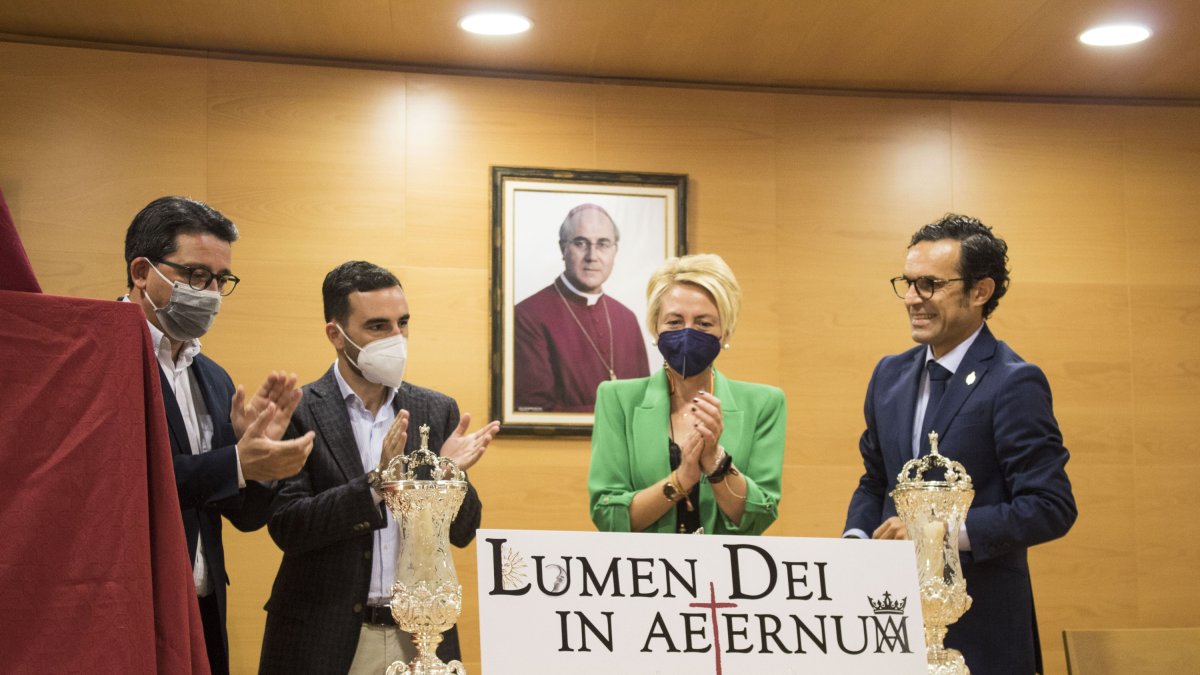 Manuel Guzmán, Carlos Sánchez, Eloísa Cabrera e Isaac Vilches, junto al lema del 75 aniversario de la Agrupación.