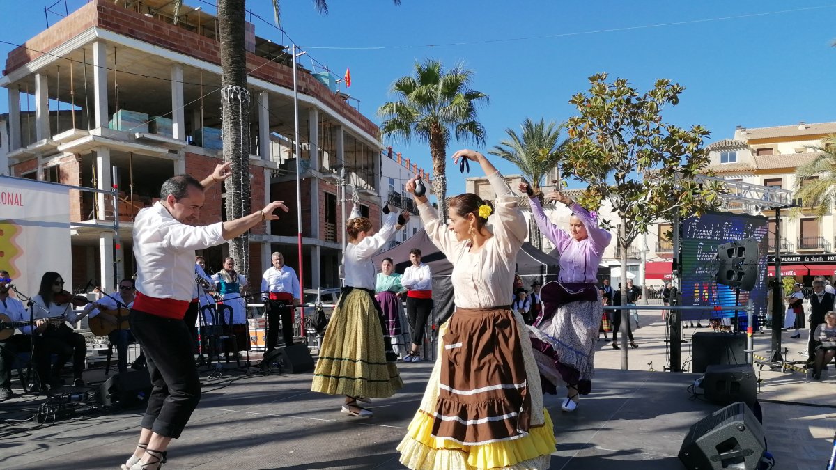 La agrupación velezana durante su actuación.