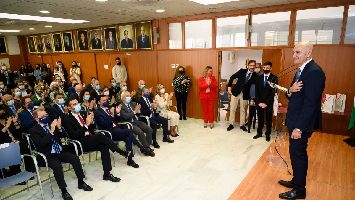 Diego Martínez Cano recibe el aplauso de los asistentes al homenaje en la Cámara de Comercio.