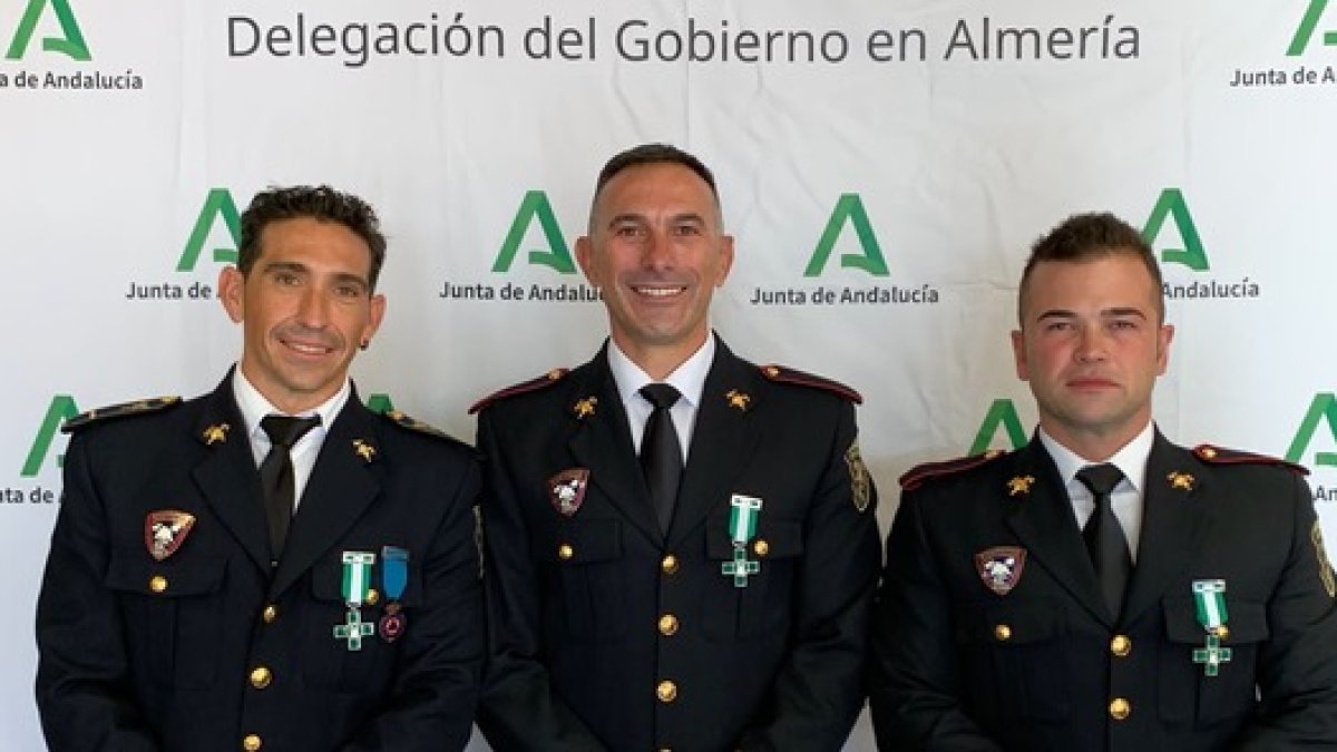 Los tres miembros de Bomberos del Levante condecorados.