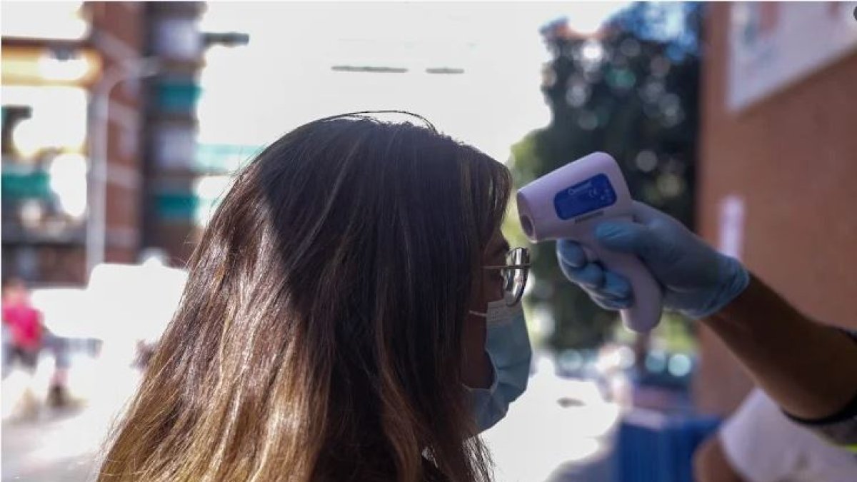 Toma de temperatura a una joven.