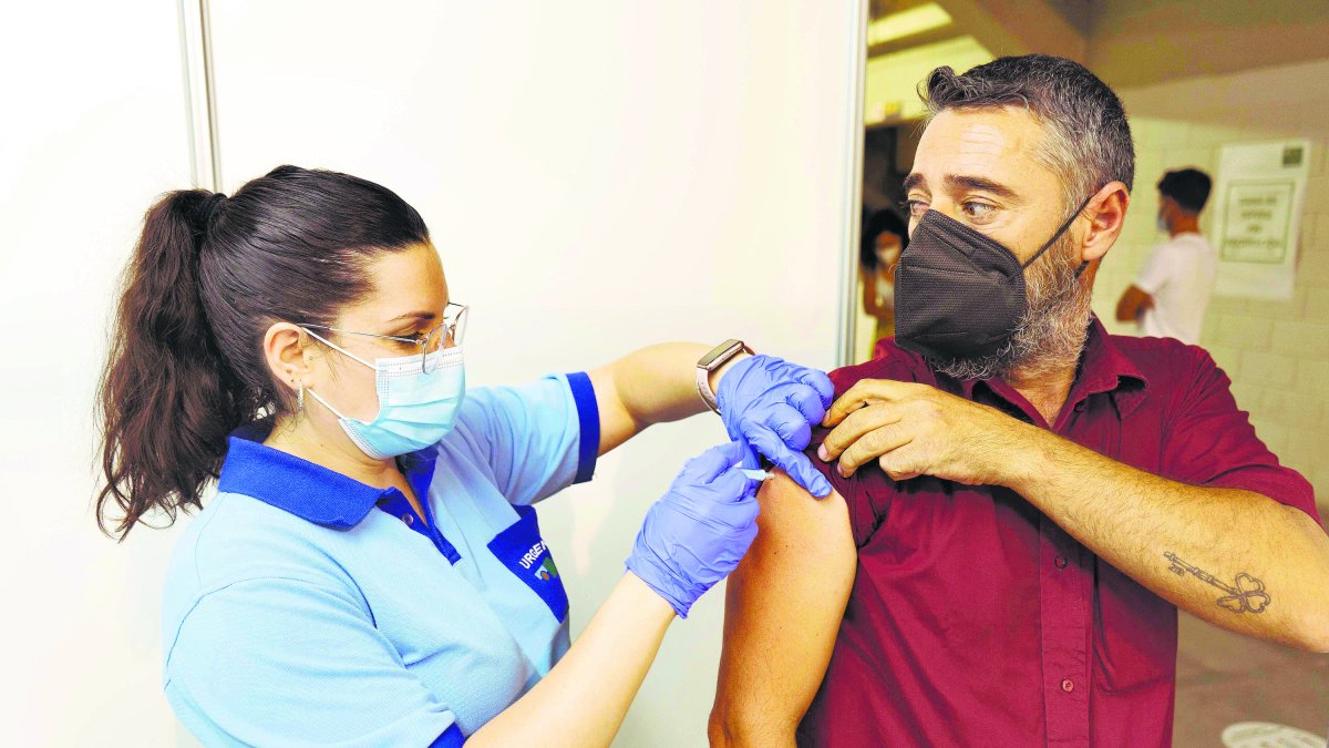 Un hombre recibe la vacuna del coronavirus en Almería.