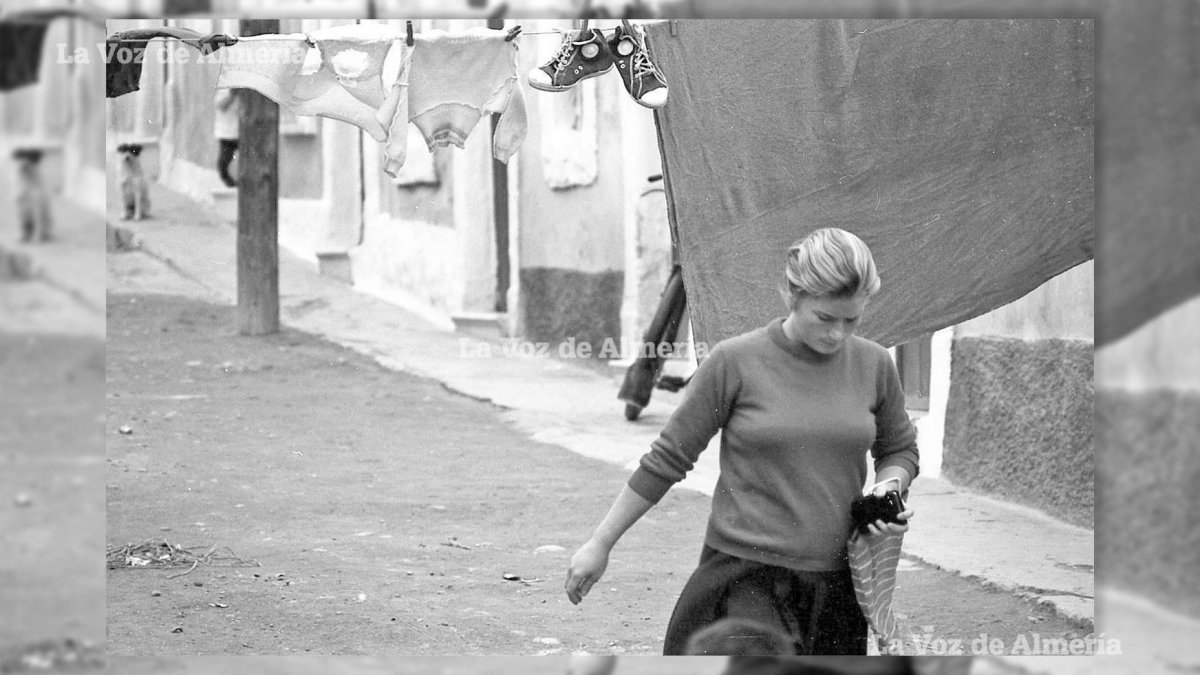 En los barrios más humildes el olor a la ropa recién lavada que las mujeres tendían en cuerdas de una pared a otra estaba presente en las calles.