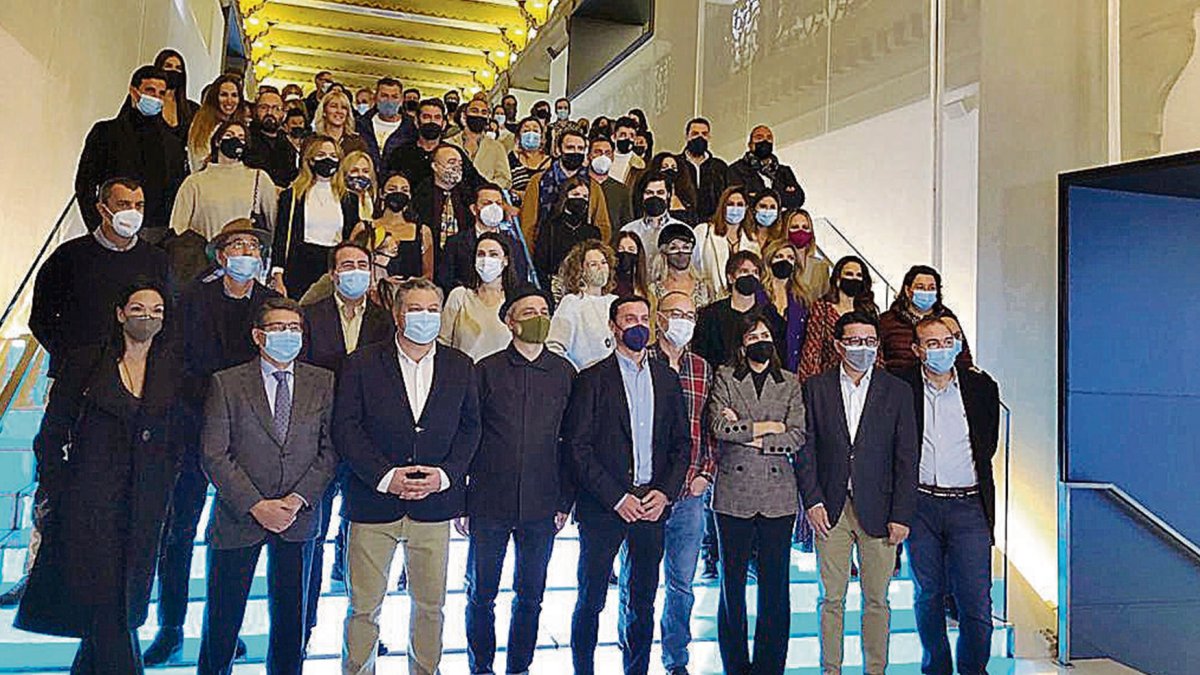 Foto de familia en Movistar Gran Vía antes de la presentación