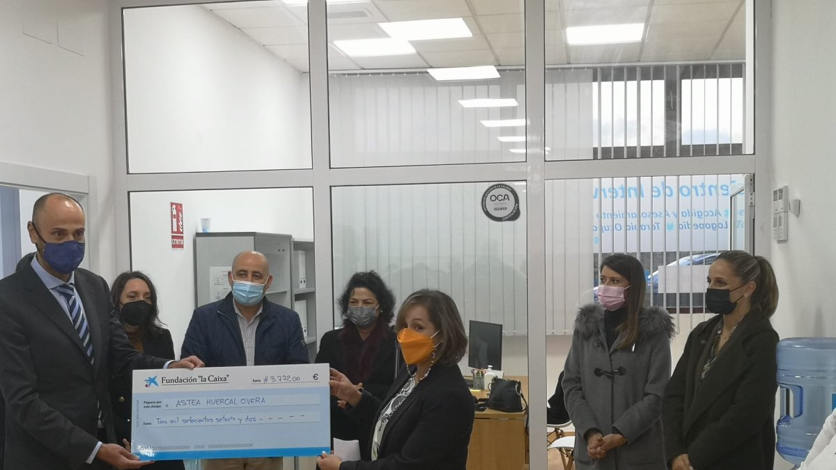 Entrega del cheque de La Caixa a la presidenta de la asociación ASTEA