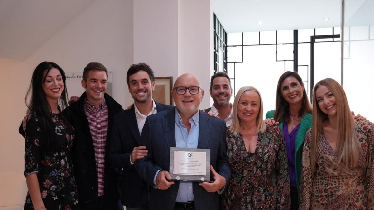 El Doctor Alberto Fernández Sánchez y su equipo.