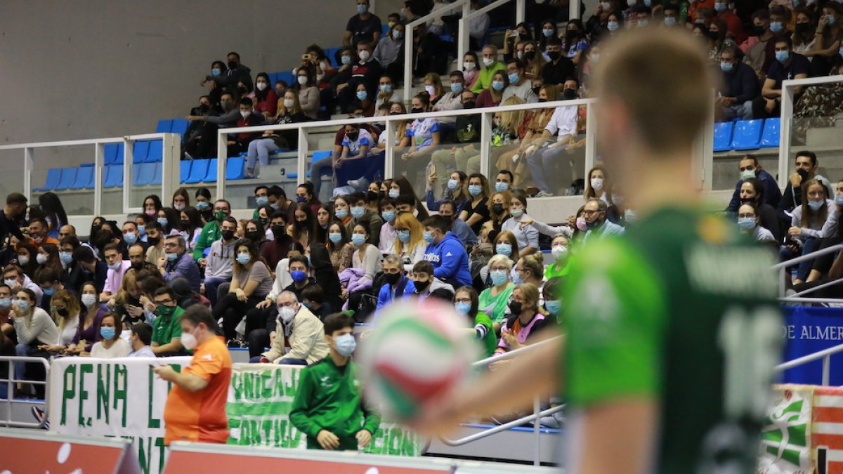 Un equipo y su afición lanzados a por la victoria.