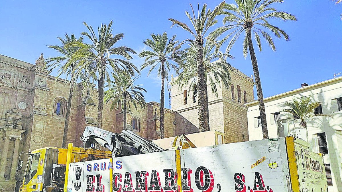 Llegada de piezas para el ascensor de la torre de la Catedral hace unos días.