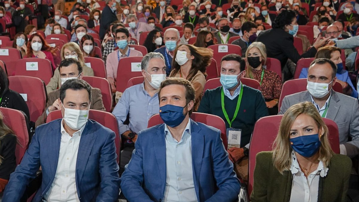 Moreno y Casado, en primera fila. Tras ellos, el almeriense Javier A. García, presidente provincial.