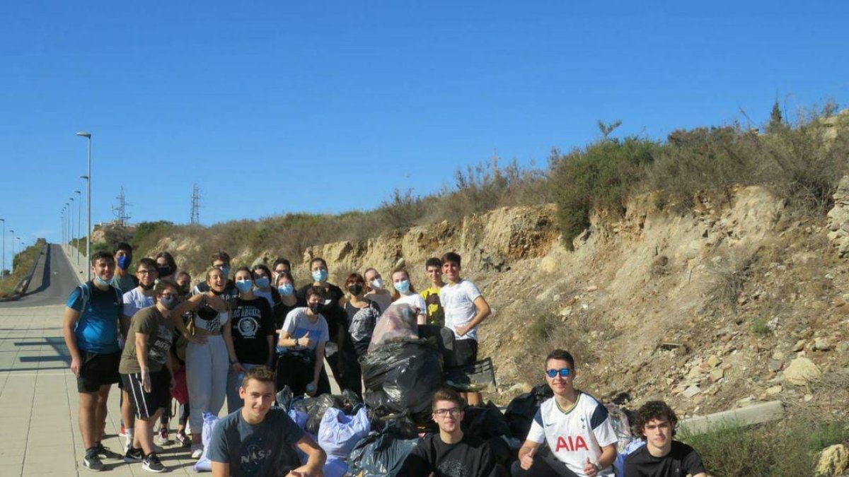 Jóvenes en la recogida de residuos del Centro Comercial Torrecárdenas.
