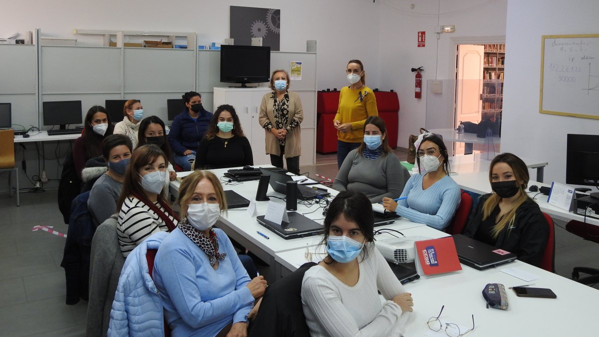 Asistentes a la primera clase de formación en Guías de Recursos Turísticos en Huércal-Overa
