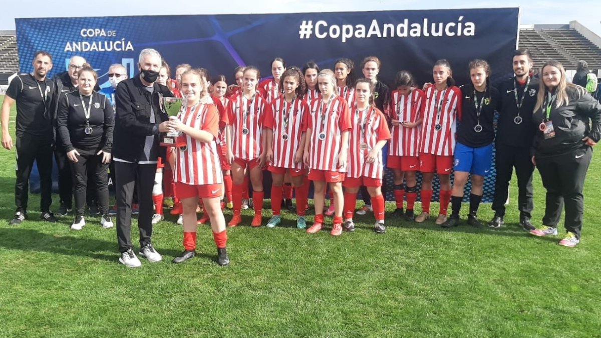 Las jugadoras almerienses recibiendo la medalla de plata.