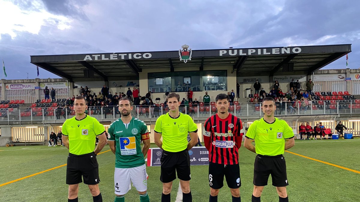 Los capitanes y el trío arbitral en el Pulpileño-Marchamalo.