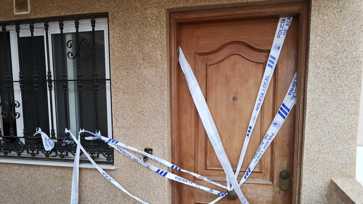 El piso donde se produjo el incendio, precintado por la policía.