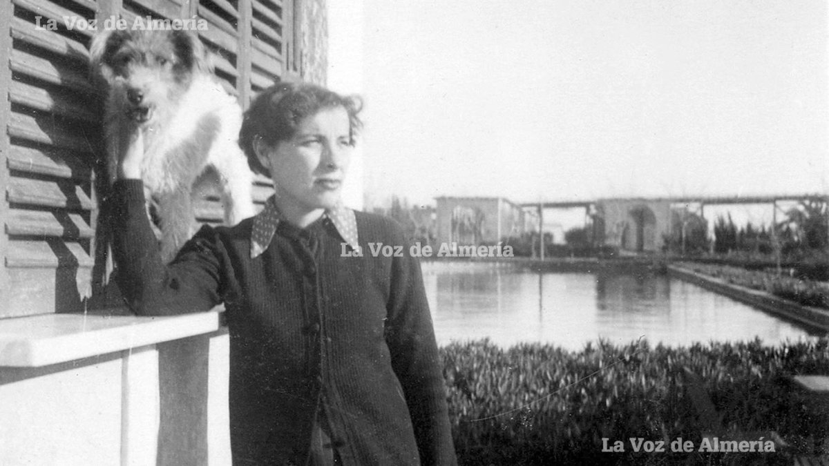 El espléndido estanque que se construyó en 1943. Al fondo, las pérgolas de ladrillo al comienzo del Parque.