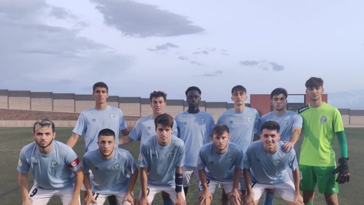Los juveniles posando antes del partido.