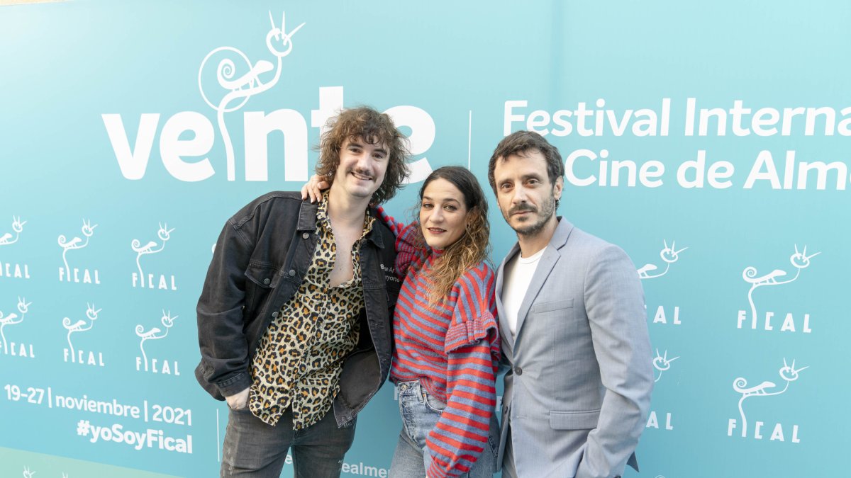 Lander Otaola y Nacho Mateos con Tamara Casellas, este martes en Almería.