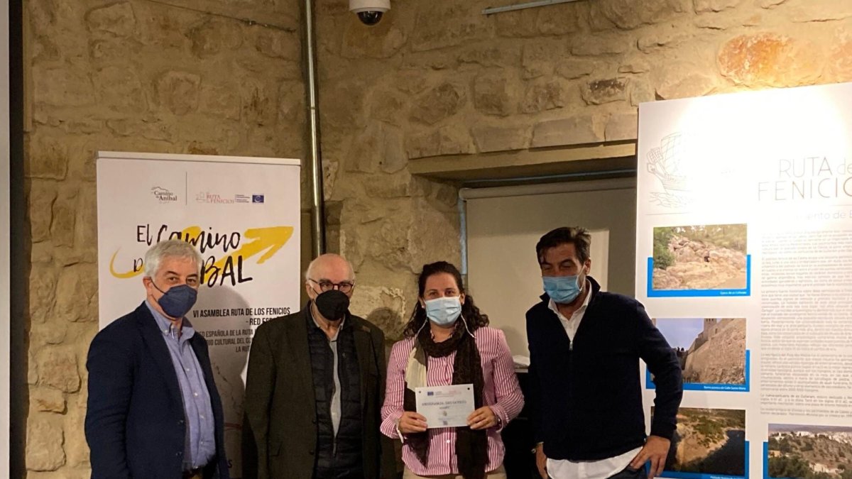 La representante cuevana con el reconocimiento recibido.