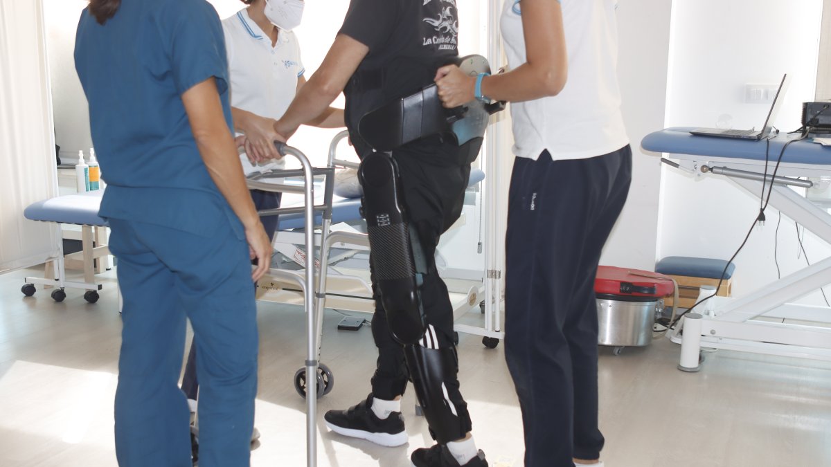 El exoesqueleto, tecnología robótica en la clínica Neuroal. Felipe Ortiz Molina