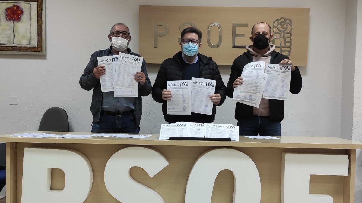 Imagen de los representantes con las firmas recogidas