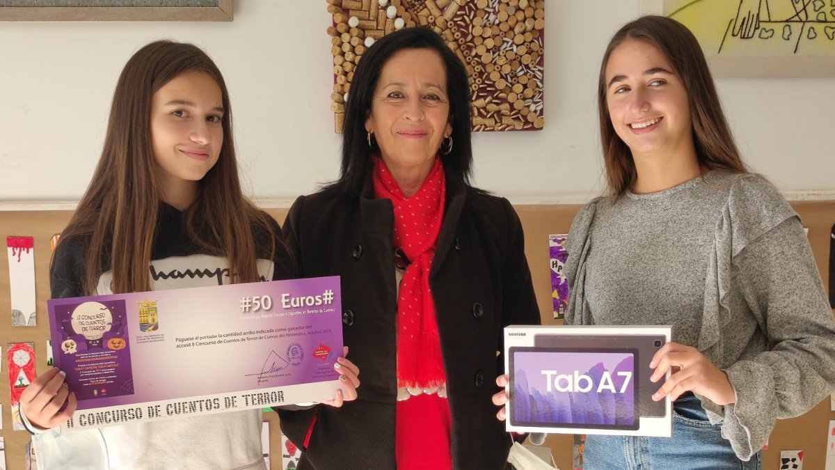 La edil de educación con Julia Campoy y Carolina Cañadas.