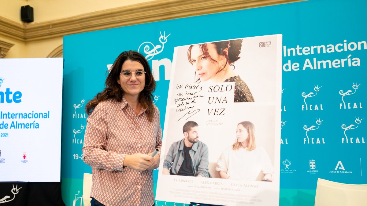 Marta Buchaca, tras firmar el cartel de la película.