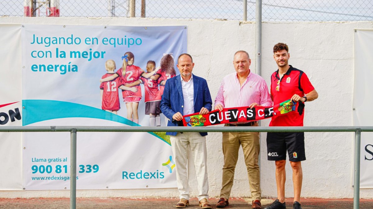 José Enrique Carretero con el alcalde de Cuevas.
