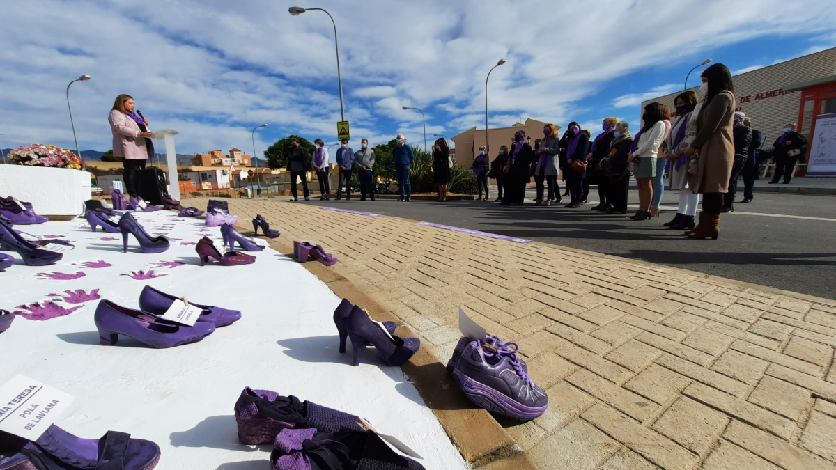 Lectura del manifiesto contra la violencia de género en Huércal de Almería y homenaje a las 37 víctimas de 2021.