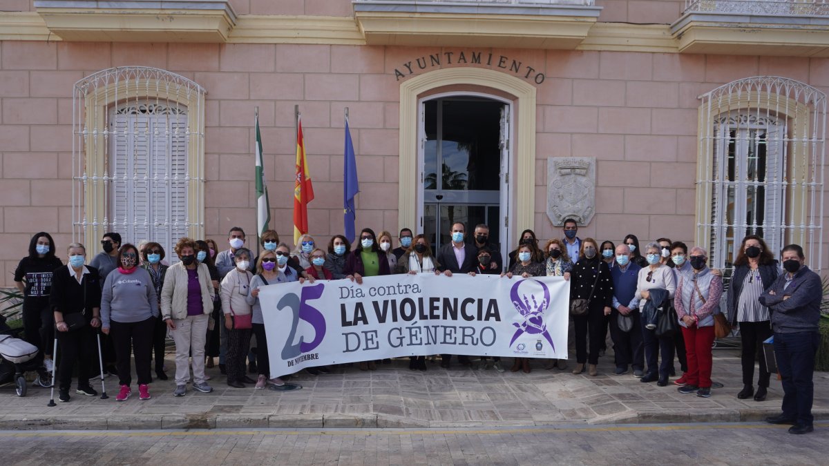 Alcalde y asistentes lectura de manifiesto.