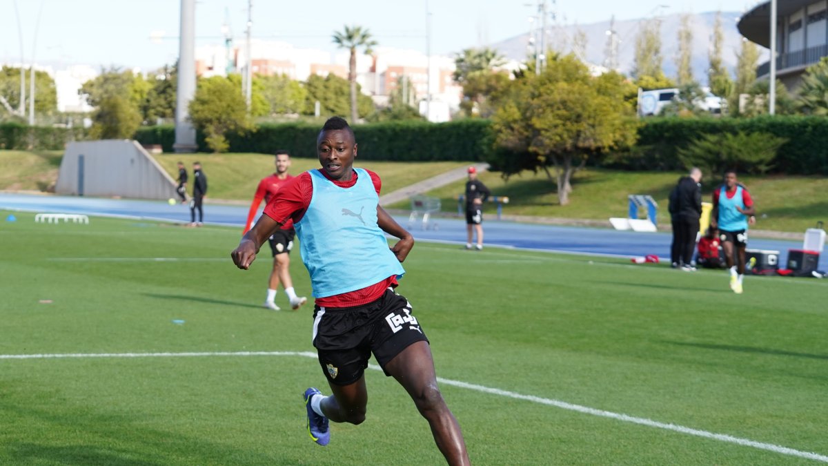 Umar Sadiq ha recibido el cariño de entrenador y compañeros.