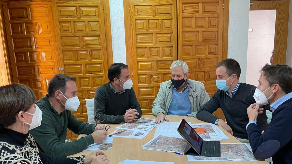 Responsables de los ayuntamientos de Vera y Antas en la reunión.