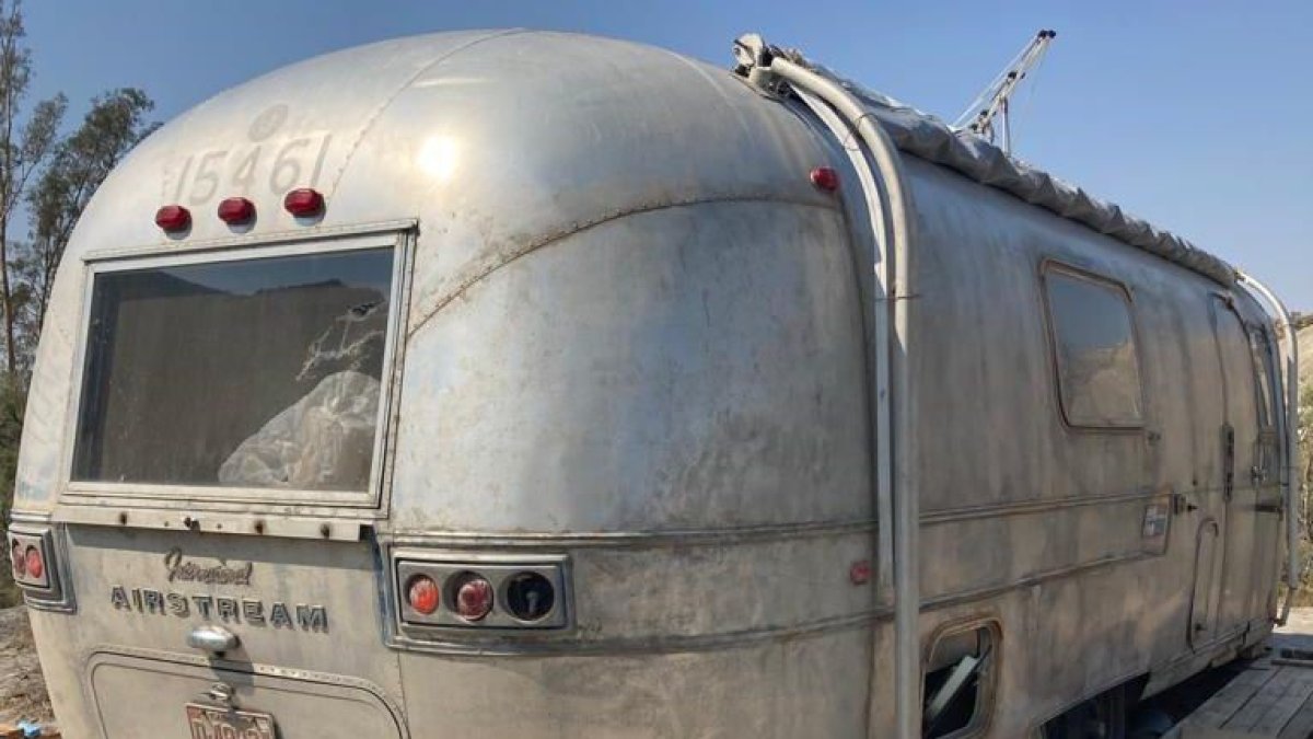 Fotografía de la caravana Airstream Overland del año 1969 a la espera de ser restaurada.