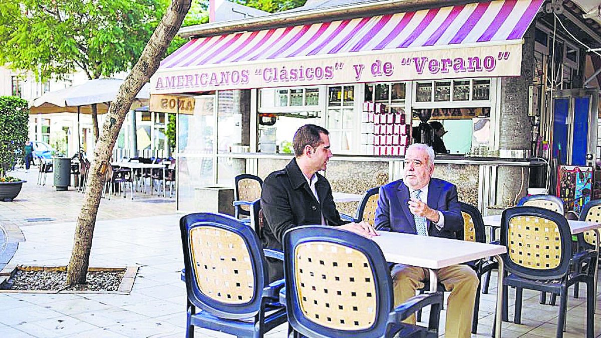 El alcalde de Almería y el periodista.