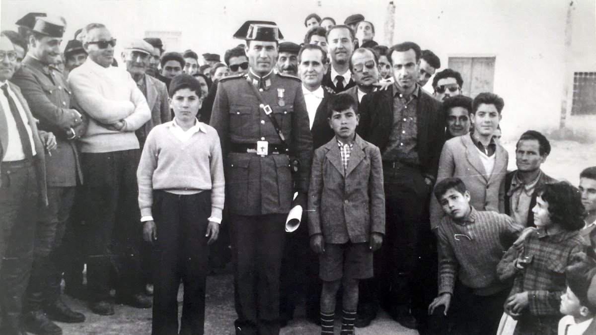 Escena en Carboneras en 1962 en la que el guardia Manuel Pedrosa recibe la medalla de Salvamento de Naufragio.
