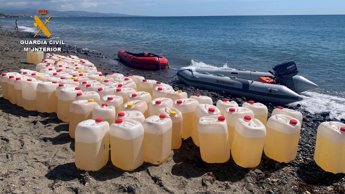 Garrafas de gasolina incautadas a petaqueros.