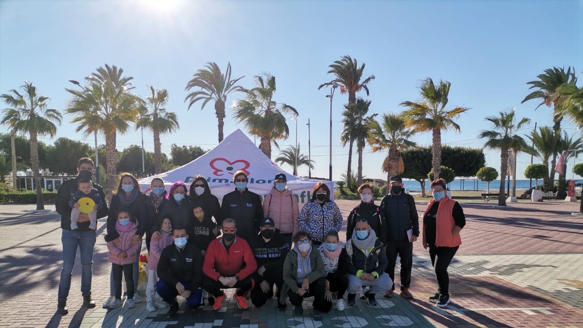 Grupo de voluntarios en la recogida de residuos en San Juan de los Terreros