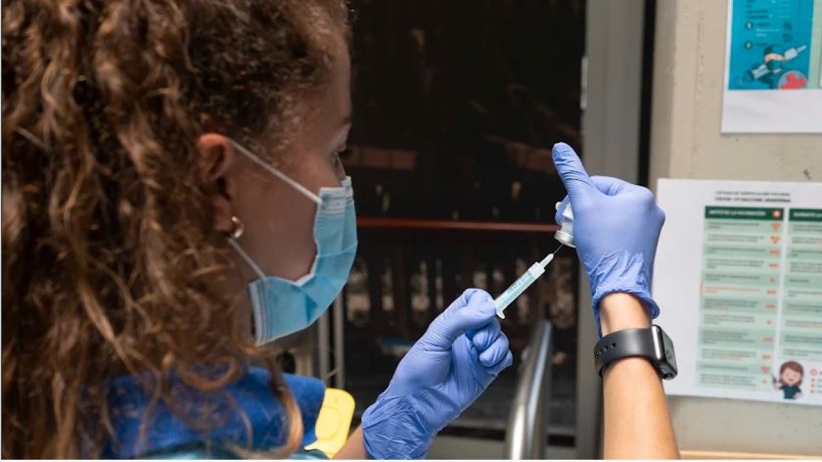 Una sanitaria prepara una dosis de la vacuna contra la Covid.